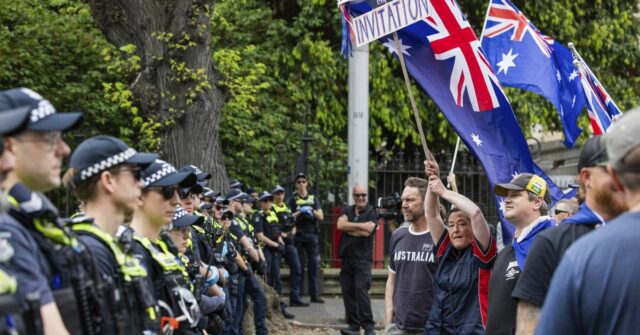 Manifestantes no comício da Marcha pela Austrália em Melbourne. Fotografia de Paul Jeffers The Age NEWS 19 de outubro de 2025