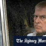 O rei Carlos, à direita, decidiu retirar de seu irmão mais novo, André, seus títulos e honras.