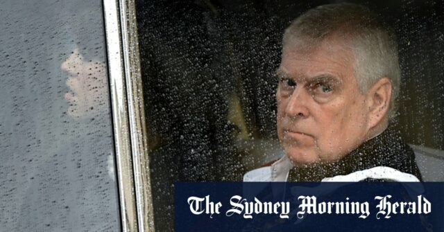 Rei Charles retira título de ‘príncipe’ ao príncipe Andrew O rei Carlos, à direita, decidiu retirar de seu irmão mais novo, André, seus títulos e honras.