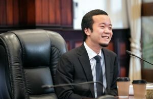 Reino Unido e Estados Unidos colaboram para derrubar fraude global de criptografia de US$ 15 bilhões e rede de apostas proibidas Chen Zhi do Prince Holding Group. Reino Unido e EUA se unem para desmantelar fraude internacional de criptografia de US$ 15 bilhões e rede de jogos ilegais