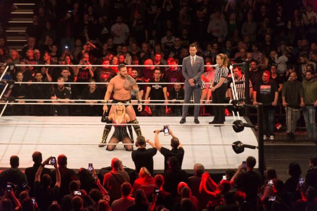 Reivindicação de seguro de seguidores da WWE lançando entrada do Reivindicação de seguro de seguidores da WWE lançando entrada do SmackDown replicada Karrion Kross