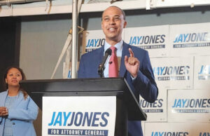 Relatório: o candidato da Virginia Democrat AG pensou em atirar no ex -político do Partido Republicano Relatório: o candidato da Virginia Democrat AG pensou em atirar no ex -político do Partido Republicano