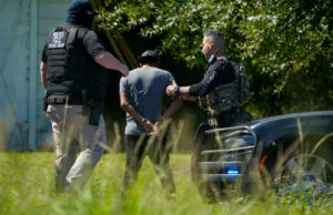 Relatos de testemunhas oculares de FHP e apreensões de migração da Patrulha de Fronteira durante o ataque à Costa do Prêmio Dois veículos da Patrulha Rodoviária da Flórida param uma van Ford E-350 com placa da Geórgia na Orange Avenue e Vista Court, 21 de outubro de 2025, por volta das 13h, em Fort Pierce. Três veículos não identificados também estiveram envolvidos na parada de trânsito, onde quatro paisagistas, que viviam sazonalmente em Fort Pierce, foram presos após a parada. Os policiais algemaram os quatro enquanto um helicóptero da Patrulha Rodoviária da Flórida circulava pelo local por cerca de 45 minutos.