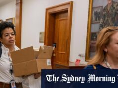 Repórteres fazem as malas e saem enquanto o Pentágono ‘confisca’ quase todos os crachás de imprensa Membros da imprensa do Pentágono deixam o prédio carregando seus pertences na tarde de quarta-feira.