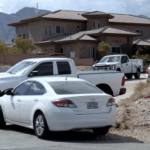 Veículos de aplicação da lei na casa de Matthew Wade Beasley. Homem de Las Vegas aceita acordo judicial em caso Ponzi de US$ 460 milhões