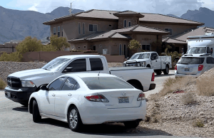 Representante legal de Las Vegas aprova recurso para lidar com situação Ponzi de US$ 460 milhões Veículos de aplicação da lei na casa de Matthew Wade Beasley. Homem de Las Vegas aceita acordo judicial em caso Ponzi de US$ 460 milhões