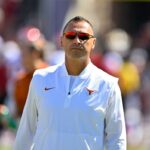 O técnico do Texas, Steve Sarkisian, está afastado.
