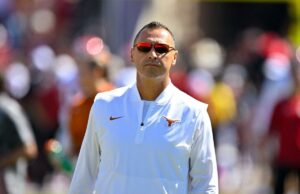 Representantes de Steve Sarkisian negam relato de que o técnico do Texas tem interesse em empregos na NFL O técnico do Texas, Steve Sarkisian, está afastado.