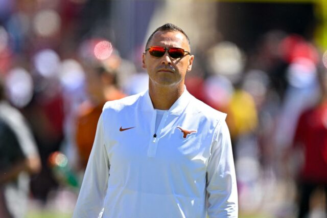 Representantes de Steve Sarkisian negam relato de que o técnico O técnico do Texas, Steve Sarkisian, está afastado.
