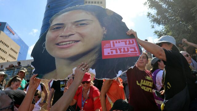 Restos mortais da última mulher refém do Hamas e soldado das FDI entregues a Israel

