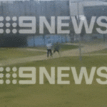 Imagens de CCTV de um preso na prisão de Cessnock atacando vários policiais.