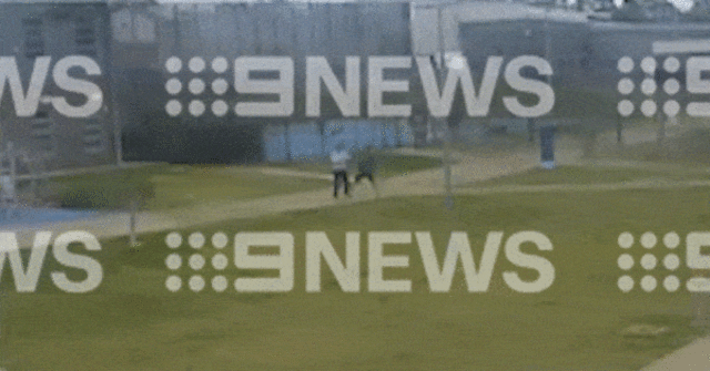 Imagens de CCTV de um preso na prisão de Cessnock atacando vários policiais.