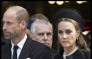 Revelado: como o príncipe William e a princesa Kate tiveram uma palavra a dizer sobre a perda do título de príncipe de Andrew O Príncipe William e a Princesa Kate apoiam totalmente a decisão do Rei de retirar de Andrew o título de Príncipe e despejá-lo da Royal Lodge