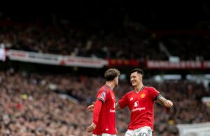 Rio Ferdinand empolgado com o especialista masculino UTD Celebrity vs Sunderland, Ruben Amorim justificado Mason Mount comemora a pontuação para o Manchester United.