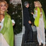 Rita Ora deixa sua lingerie de renda brincar de esconde-esconde em vestido branco transparente