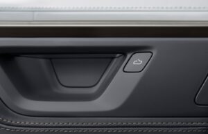 Rivian está reformulando a porta do SUV R2 gerencia para uma segurança e segurança muito melhor rivian next-gen r1s door latch