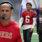 O coordenador defensivo Robert Saleh do San Francisco 49ers observa o segundo quarto contra o Seattle Seahawks durante o jogo no Lumen Field em 7 de setembro de 2025 em Seattle, Washington.