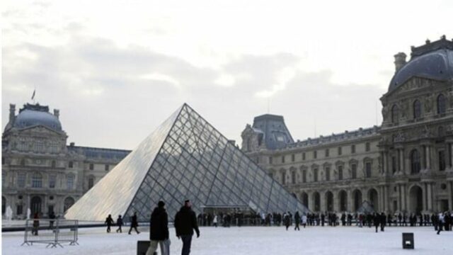 Roubo lendário na Galeria do Louvre em Paris, última coroa da esposa de Napoleão III 

