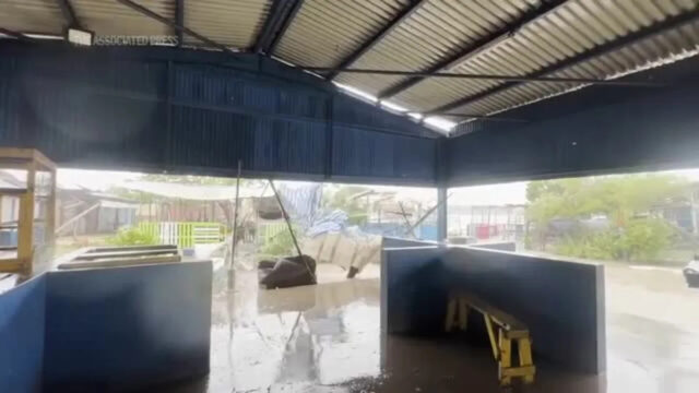 Ruas em Kingston ficaram muito inundadas quando o tufão Melissa Yahoo news home