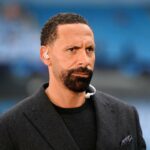 O ex-zagueiro do Manchester United e da Inglaterra, Rio Ferdinand, observa antes da partida de volta da semifinal da Liga dos Campeões entre Manchester City e Real Madrid, no Etihad Stadium em 2023, em Manchester, Inglaterra.