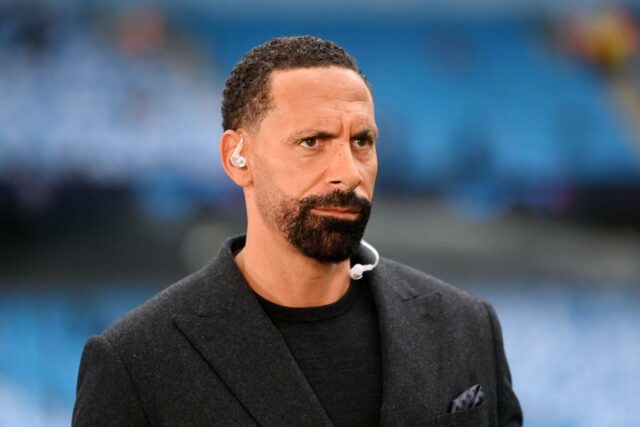 O ex-zagueiro do Manchester United e da Inglaterra, Rio Ferdinand, observa antes da partida de volta da semifinal da Liga dos Campeões entre Manchester City e Real Madrid, no Etihad Stadium em 2023, em Manchester, Inglaterra.