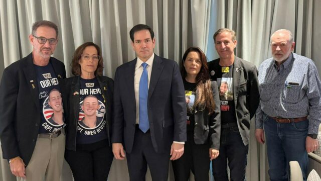 Rubio e Huckabee encontram-se com famílias de cidadãos norte-americanos cujos Rubio e Huckabee encontram-se com famílias de cidadãos norte-americanos cujos restos mortais estão mantidos como reféns em Gaza