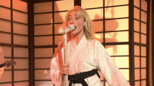 Sabrina Woodworker canta 2 palavras F sem censura em 'SNL' enquanto canta 'No one's Child' 

