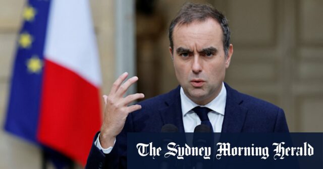 A líder do Partido Verde francês, Marine Tondelier, acena ao chegar para uma reunião com o primeiro-ministro Sebastien Lecornu na quarta-feira.