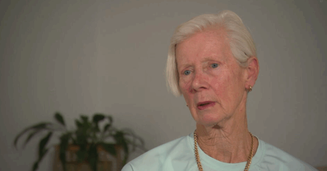 'Saia': intrusos armados fogem de mãos vazias depois que um Pat, 76 anos, foi confrontada por dois intrusos armados em sua casa em Brighton East.