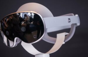 Samsung Galaxy XR vs Apple Vision Pro: especificações e taxas contrastantes headsets apple vision pro em exposição na apple store