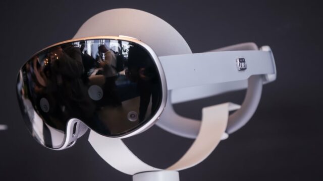 Samsung Galaxy XR vs Apple Vision Pro: especificações e taxas headsets apple vision pro em exposição na apple store