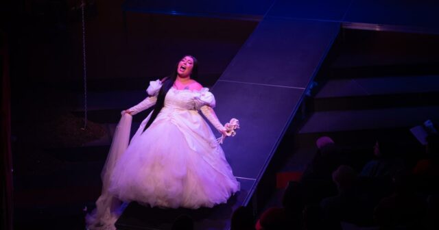 San Cha derruba arquétipos de novelas em uma nova ópera especulativa, 'Inebria me' 

