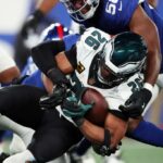 Saquon Barkley corre a bola durante o terceiro quarto da vitória dos Giants por 34-17 sobre os Eagles em 9 de outubro de 2025.