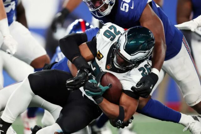 Saquon Barkley corre a bola durante o terceiro quarto da vitória dos Giants por 34-17 sobre os Eagles em 9 de outubro de 2025.
