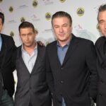 Conheça a família Baldwin Um guia para os irmãos Alec Daniel Billy e Stephen e seus cônjuges, filhos