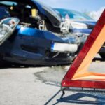Segundos do acidente mortal de carros de RH-V na estrada de pedágio de Jagorawi, um motorista estrangeiro morreu no local