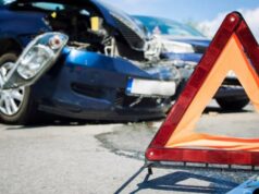 TNI afirma que cerca de 2 policiais morreram esmagados por caminhões AD da TNI no local do deslizamento de terra de Cisarua, West Bandung Segundos do acidente mortal de carros de RH-V na estrada de pedágio de Jagorawi, um motorista estrangeiro morreu no local