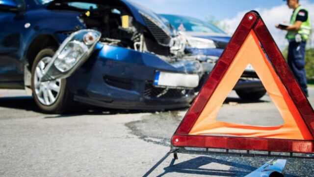 Segundos do acidente mortal de carros de RH-V na estrada de pedágio de Jagorawi, um motorista estrangeiro morreu no local 

