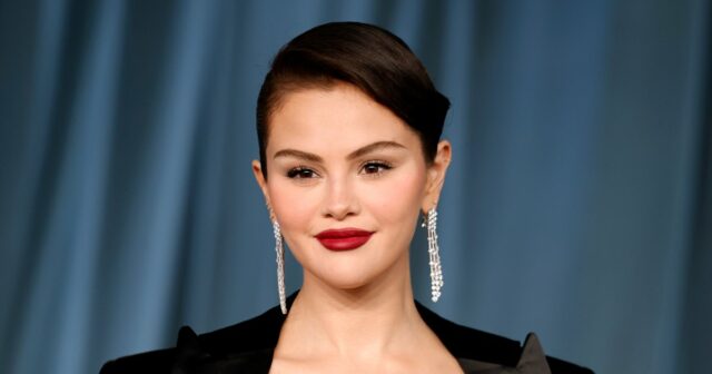 Selena Gomez compartilha imagem de sobremesa abraçada com sua irmã GettyImages-2202947109-Selena.jpg