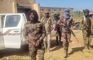 Senhor da guerra sudanês apelidado de ‘Açougueiro do Século’, preso por suas atrocidades depois de postar TikToks dele cometendo execuções brutais e se gabando de ter matado mais de 2.000 civis Na foto: o momento em que Abu Lulu - cujo nome verdadeiro é Brigadeiro-General Al-Fateh Abdullah Idris foi preso