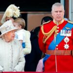 A partir de agora, o ex-duque de York (na foto com a falecida rainha) será conhecido simplesmente como Sr. Andrew Mountbatten Windsor – perdendo até mesmo seu título de nascimento de príncipe.