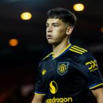 Shea Lacey em ação para Man Utd U21s, Black Kit.