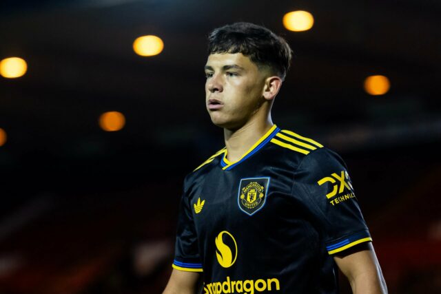 Shea Lacey em ação para Man Utd U21s, Black Kit.