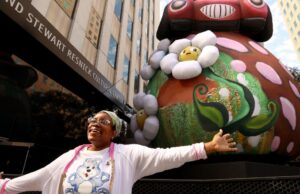 Sim, isso é um urso de sopro de 25 pés desabando diretamente na galeria do martelo Sim, isso é um urso de sopro de 25 pés desabando diretamente na galeria do martelo