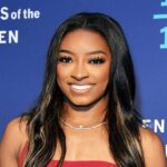 Simone Biles aparentemente confirma o trabalho do Boob depois de realizar a primeira virada em um ano com o novo Emoji 002 de cerejas