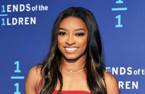 Simone Biles valida relativamente implante mamário após rumores de cirurgia estética Simone Biles aparentemente confirma o trabalho do Boob depois de realizar a primeira virada em um ano com o novo Emoji 002 de cerejas