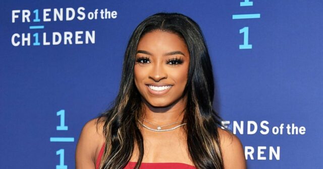 Simone Biles aparentemente confirma o trabalho do Boob depois de realizar a primeira virada em um ano com o novo Emoji 002 de cerejas
