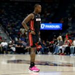 Terry Rozier nº 2 do Miami Heat caminha na quadra de defesa durante o primeiro tempo de um jogo contra o New Orleans Pelicans no Smoothie King Center em 11 de abril de 2025 em Nova Orleans, Louisiana.