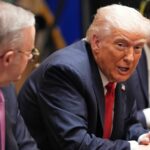 O presidente Donald Trump, ao centro, fala durante uma reunião com o primeiro-ministro australiano Anthony Albanese, à esquerda, enquanto o secretário de Estado Marco Rubio ouve na Sala do Gabinete da Casa Branca, segunda-feira, 20 de outubro de 2025, em Washington. (Foto AP/Evan Vucci)