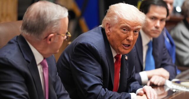 O presidente Donald Trump, ao centro, fala durante uma reunião com o primeiro-ministro australiano Anthony Albanese, à esquerda, enquanto o secretário de Estado Marco Rubio ouve na Sala do Gabinete da Casa Branca, segunda-feira, 20 de outubro de 2025, em Washington. (Foto AP/Evan Vucci)